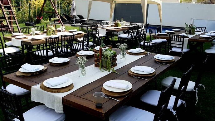 Mesa de madera para eventos.