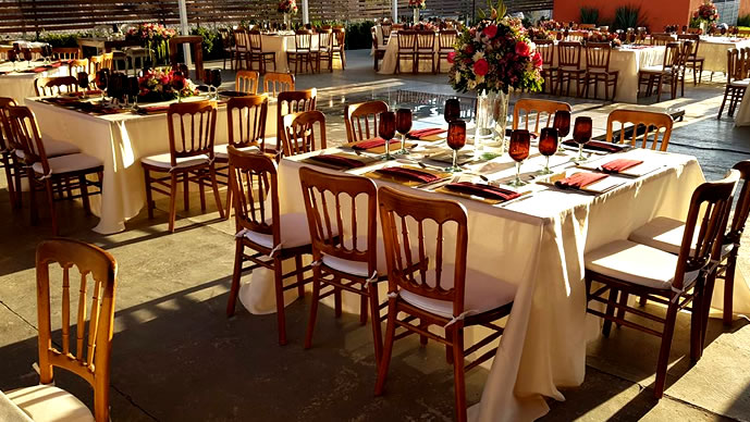 Mesas cuadradas. Mobiliario para eventos.
